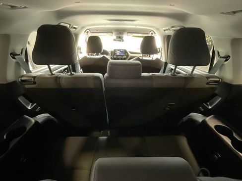 Used 2021 Toyota Highlander LE AWD/4WD image 23