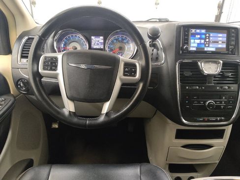 Used 2016 Chrysler Town & Country Touring image 22