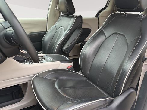Used 2023 Chrysler Pacifica Limited FWD image 18