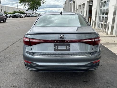 Used 2025 Volkswagen Jetta SE FWD image 4