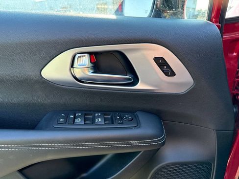 Used 2026 Chrysler Pacifica Limited FWD image 11