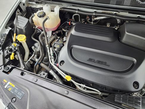 Used 2024 Chrysler Pacifica Touring-L FWD image 18