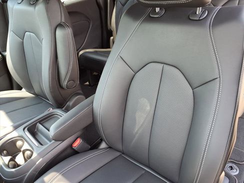 New 2027 Chrysler Pacifica Select FWD image 17
