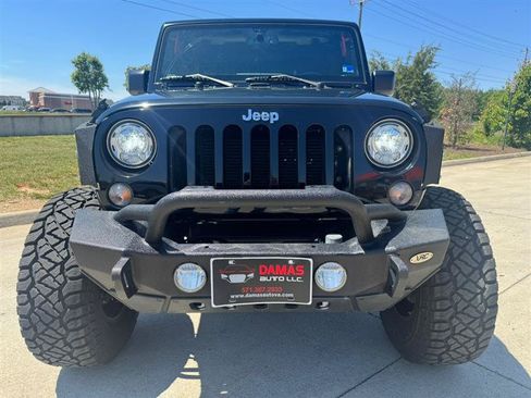 Used 2018 Jeep Wrangler Unlimited Rubicon w/ Connectivity Group AWD/4WD image 3