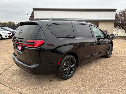 New 2026 Chrysler Pacifica Select image 5