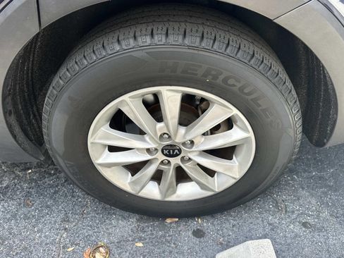 Used 2019 Kia Sorento LX FWD image 5