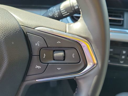 Used 2025 Chevrolet Trax LT w/ LT Convenience Package FWD image 33
