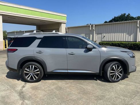 Used 2024 Nissan Pathfinder Platinum FWD image 2