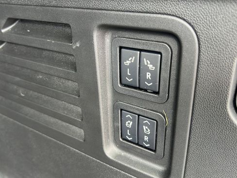 Used 2025 Chevrolet Traverse RS AWD/4WD image 35