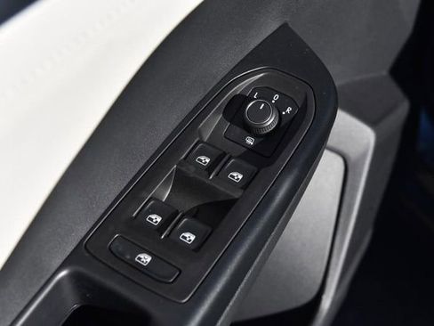 New 2025 Volkswagen Taos SE image 8