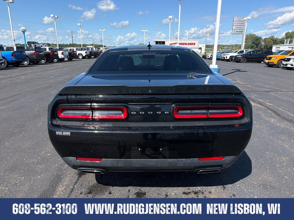 Used 2017 Dodge Challenger R/T w/ Driver Convenience Group RWD image 4