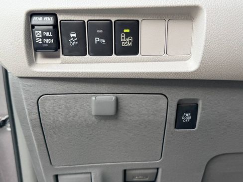 Used 2016 Toyota Sienna XLE Premium AWD/4WD image 39