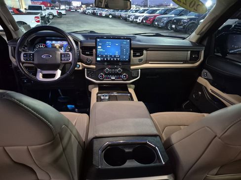 Used 2022 Ford Expedition Limited image 21