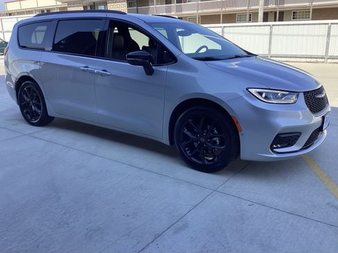 Used 2026 Chrysler Pacifica Select w/ S Appearance Package FWD image 4