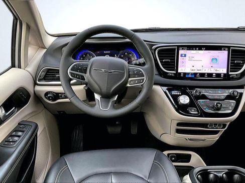 Used 2024 Chrysler Pacifica Touring-L FWD image 5