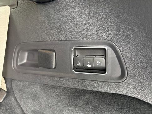 Certified 2025 Mercedes-Benz GLS 450 4MATIC image 32