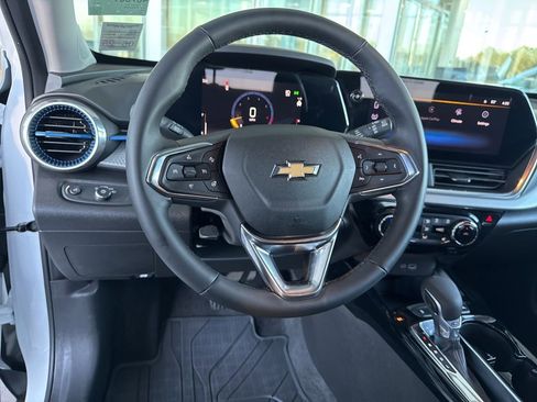 Used 2025 Chevrolet Trax LT w/ Driver Confidence Package FWD image 23