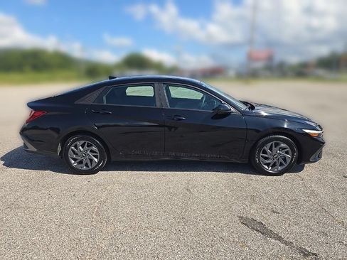 Used 2024 Hyundai Elantra SEL FWD image 14