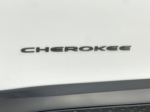 Used 2018 Jeep Cherokee Limited w/ Technology Group image 42