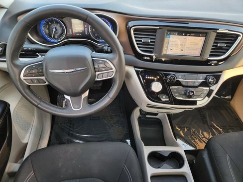 Used 2023 Chrysler Voyager LX image 27