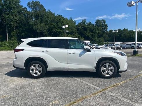 Used 2022 Toyota Highlander LE image 2