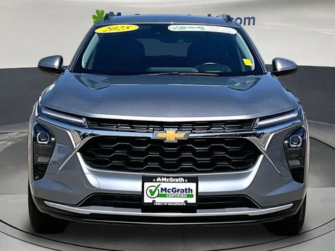 Used 2025 Chevrolet Trax LT w/ LT Convenience Package FWD image 2