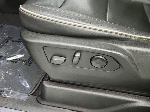 Used 2022 GMC Yukon XL SLT w/ SLT Premium Package image 11