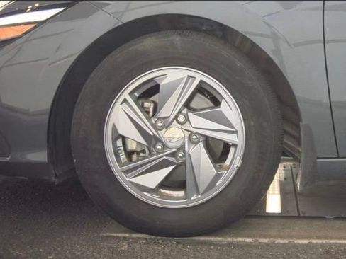 Used 2024 Hyundai Elantra SE FWD image 5