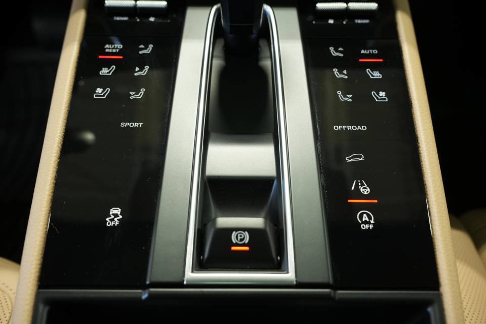 Certified 2026 Porsche Macan AWD/4WD image 22