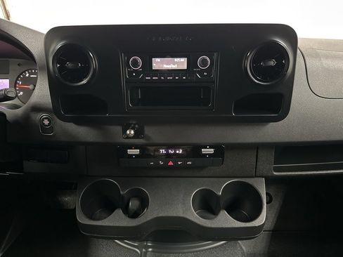 Used 2019 Freightliner Sprinter 144 RWD image 21