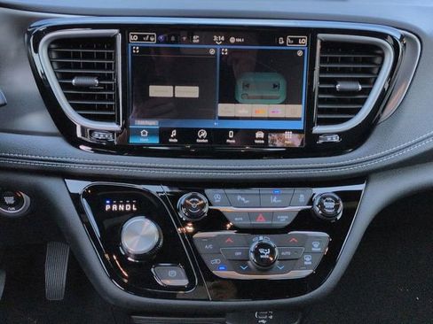 New 2026 Chrysler Pacifica Select image 17