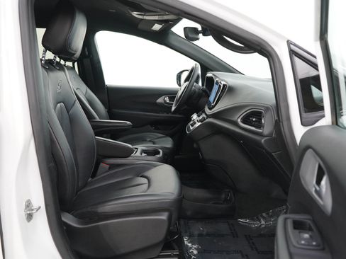 Used 2024 Chrysler Pacifica Limited FWD image 11