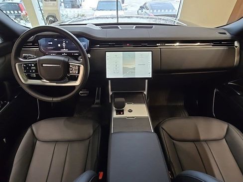 Used 2025 Land Rover Range Rover SE image 9