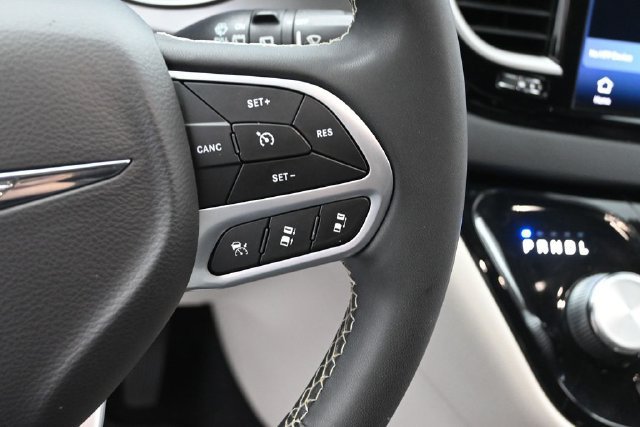 Used 2022 Chrysler Pacifica Touring-L FWD image 27