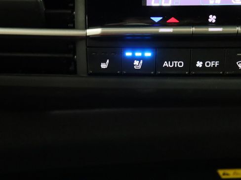 Used 2025 Toyota Sienna Platinum AWD/4WD image 22