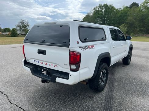 Used 2019 Toyota Tacoma TRD Off-Road AWD/4WD image 5