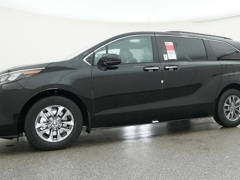 New 2026 Toyota Sienna XLE FWD image 6