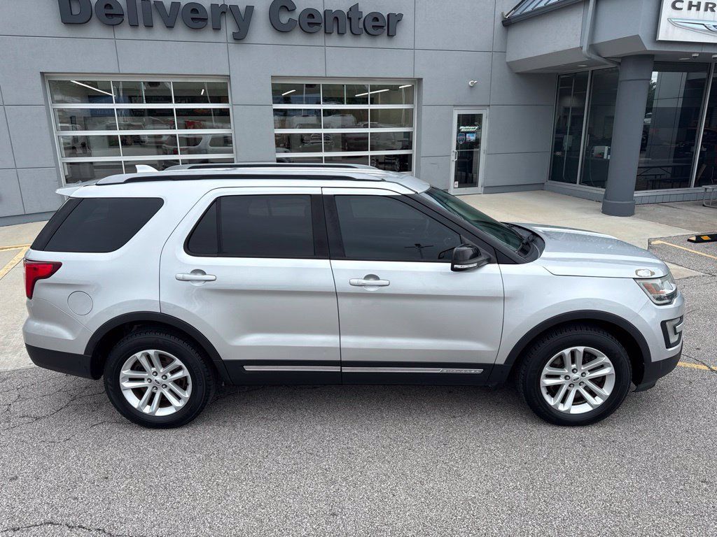 Used 2016 Ford Explorer XLT w/ Equipment Group 201A FWD image 9