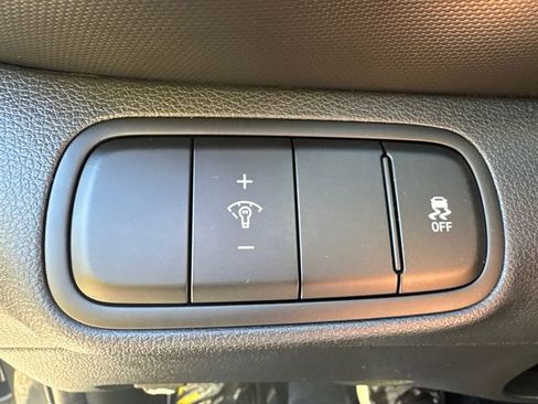 Used 2024 Hyundai Venue Limited image 28