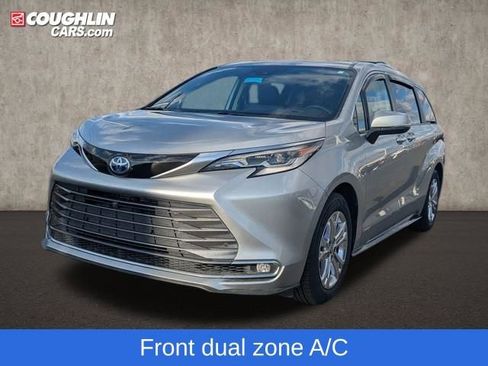 Used 2021 Toyota Sienna Platinum image 4