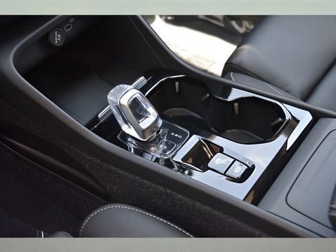 Certified 2025 Volvo XC40 B5 Plus w/ Protection Package Premier image 35