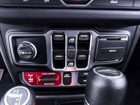Used 2024 Jeep Gladiator Mojave AWD/4WD image 25
