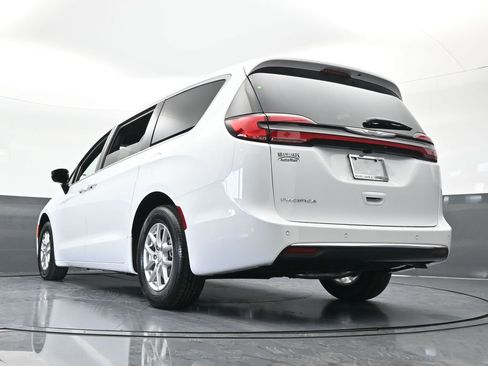 New 2026 Chrysler Pacifica Select image 51