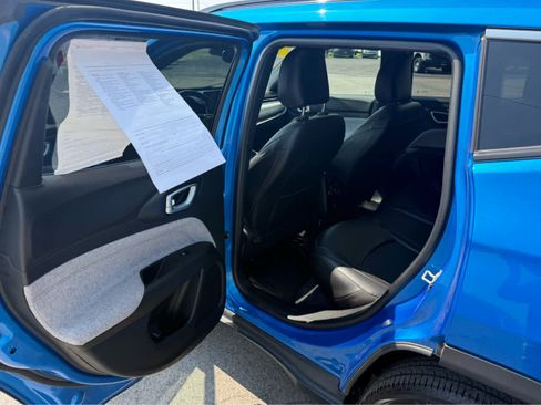 Used 2023 Jeep Compass Latitude AWD/4WD image 15