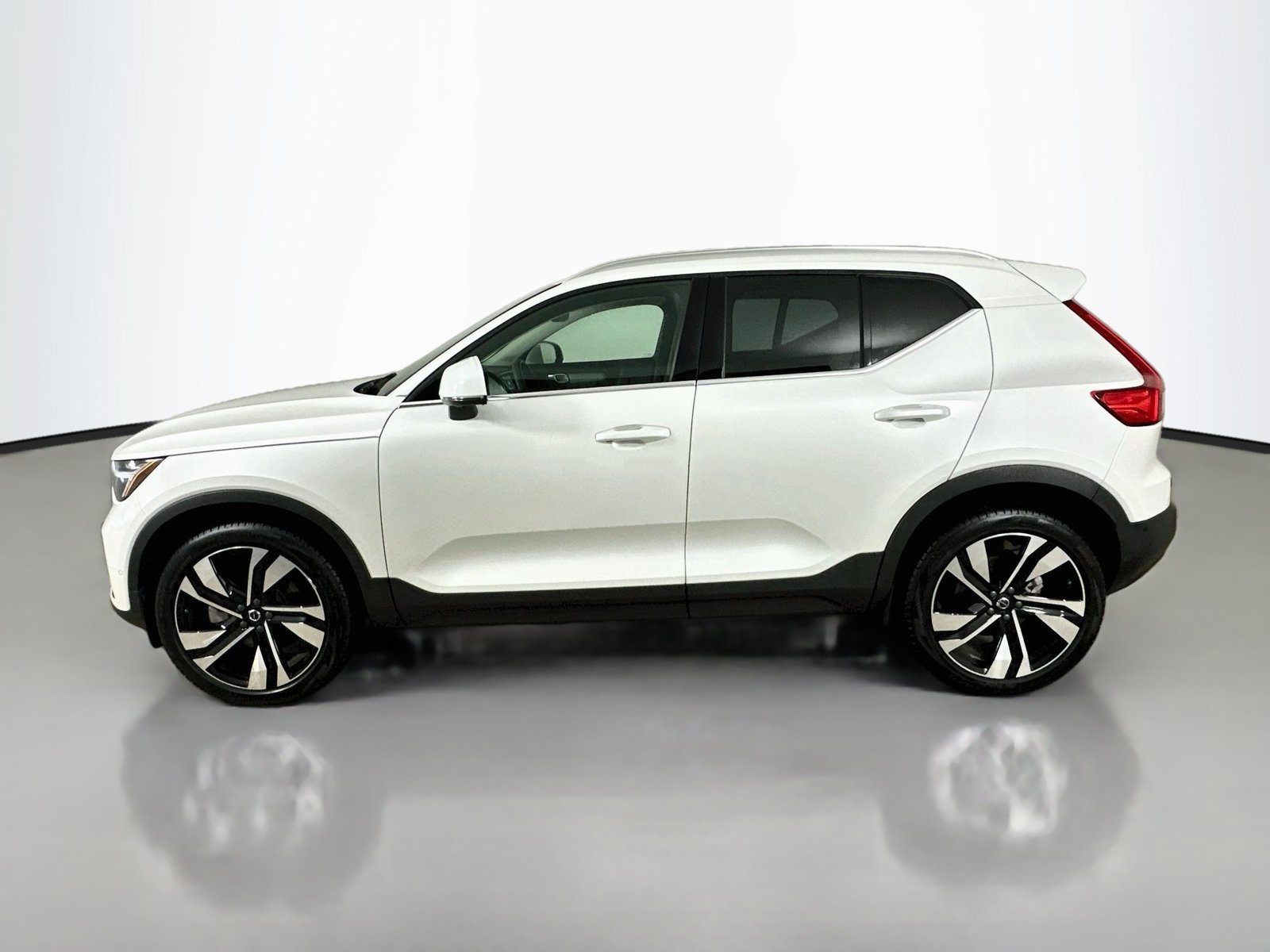 Certified 2025 Volvo XC40 B5 Ultra w/ Protection Package AWD/4WD image 8