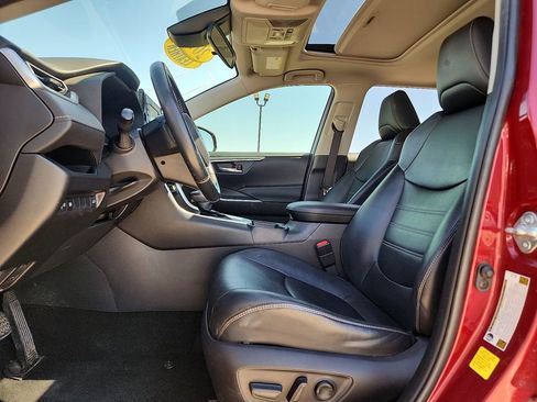 Used 2019 Toyota RAV4 XLE Premium FWD image 15