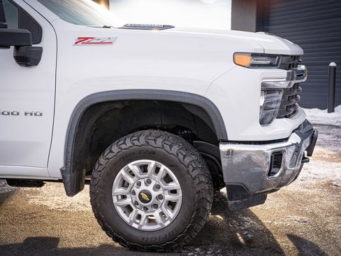 Used 2024 Chevrolet Silverado 2500 LT w/ Convenience Package image 4
