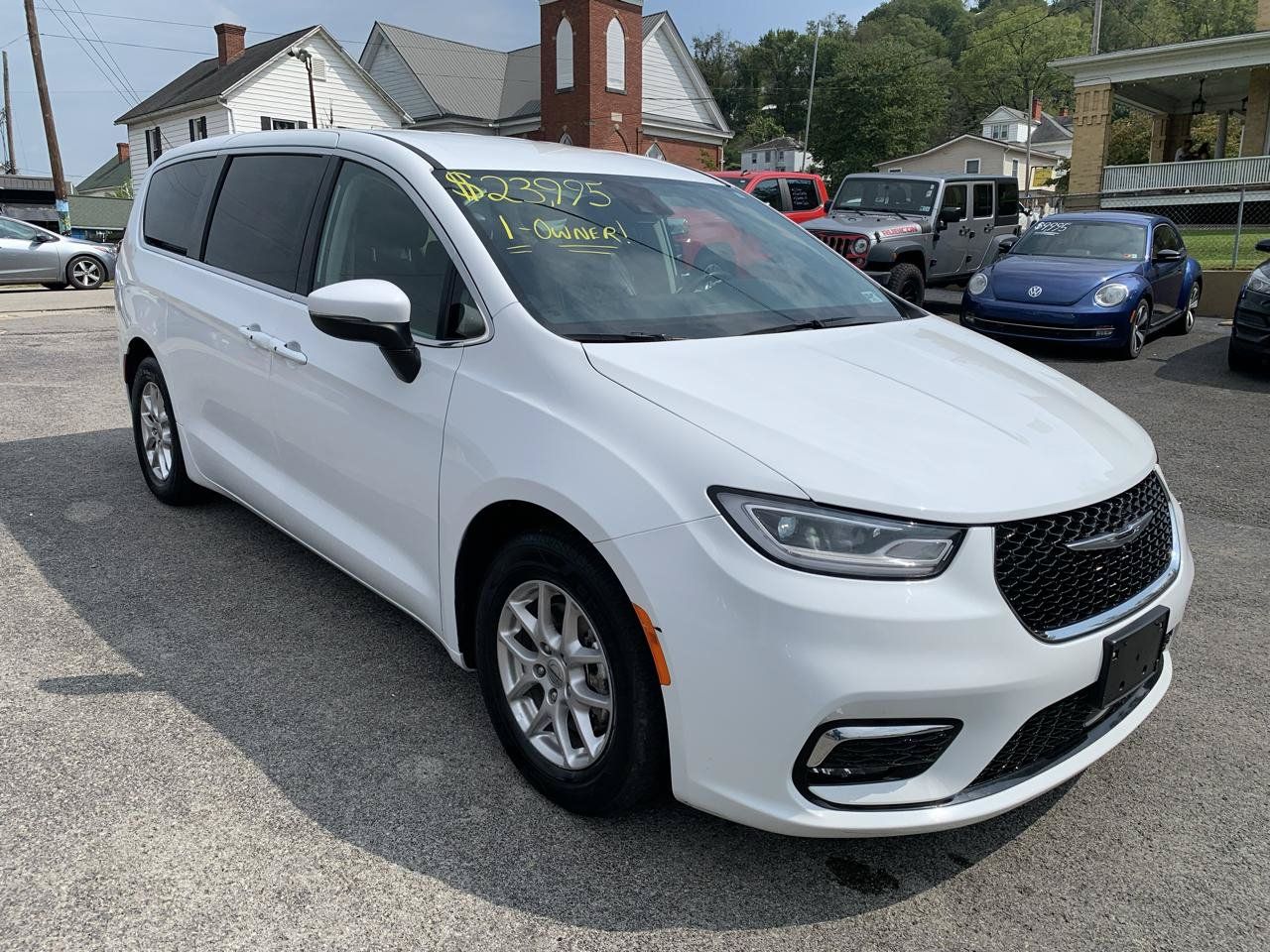 Used 2023 Chrysler Pacifica Touring-L FWD image 6