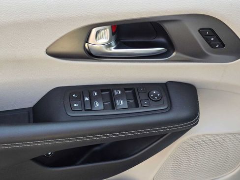 Used 2024 Chrysler Pacifica Limited FWD image 26