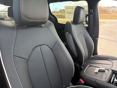 New 2026 Chrysler Pacifica Limited image 17